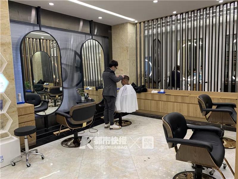 25元一双的劳保鞋、几十元的电饭煲……胭脂巷杂货店开门备足了货，就等着“大主顾”回来了