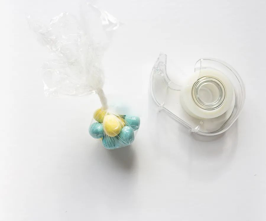 用手工纸做出来的花型装饰,软皱纹纸手工花