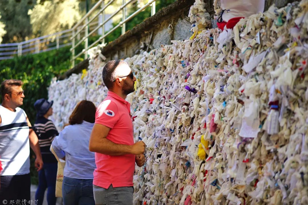 据说塞尔丘克的山坡上的许愿墙很灵验,好多土耳其人来此许愿