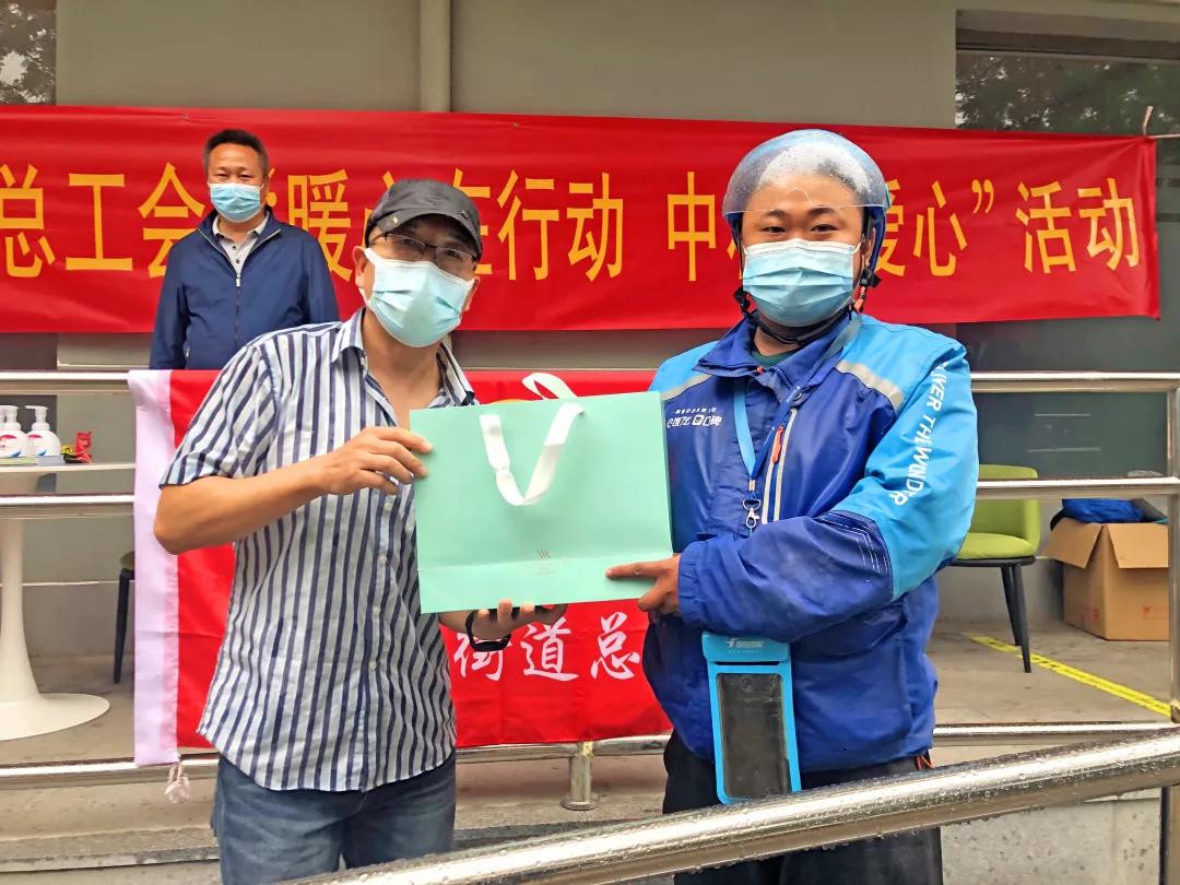 “暖‘新’在行动·中秋献爱心”区总工会联合多部门服务新就业群体（二）