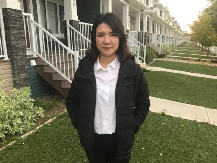 女子买房被中介骗600万,女子听信中介降价几十万卖房