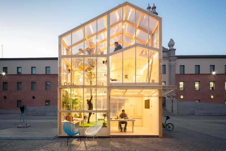 面面俱到的透明木楼,马德里庭院中央的艺术家城市住宅装置