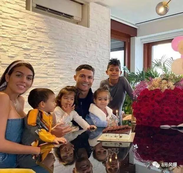 她们还在名媛群拼单，这位柜姐已经收服了世界顶级海王