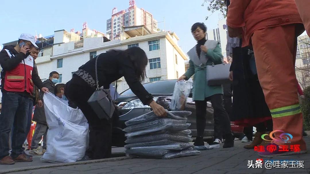 环卫工人送什么围巾,志愿者亲手织围巾送环卫工人