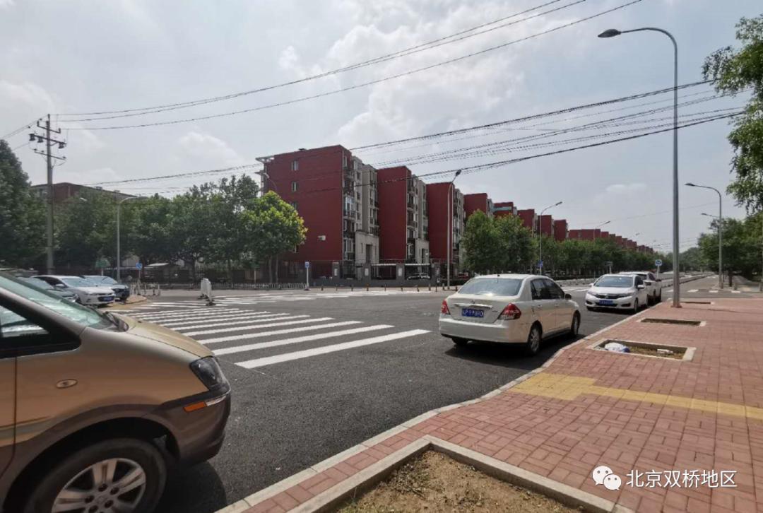 经过高档别墅区特别规划两处停车场白鹿司北街整治工程接近尾声