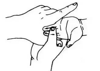 小儿扁桃体发炎发烧一招推拿解决,小孩发烧推拿哪个穴位能快速退烧