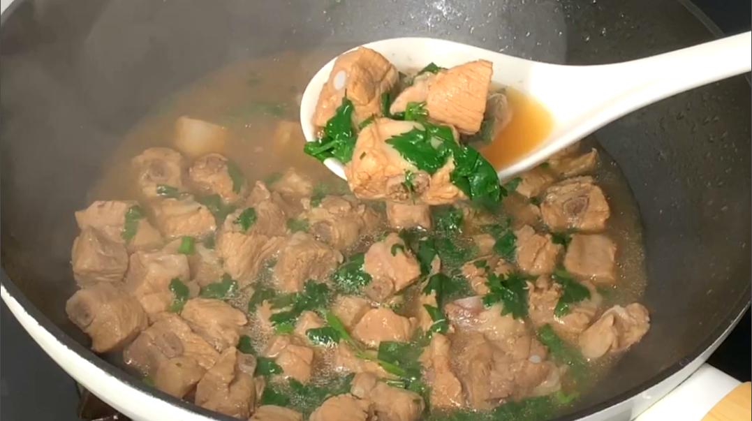 炖排骨时有人先焯水有人直接炖,炖排骨不用焯水的方法