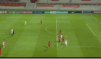 国足出线欢呼的场面,国足出线球迷落泪