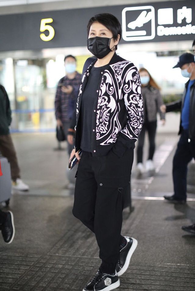 张凯丽港风复古造型,张凯丽深蓝色牛仔裤