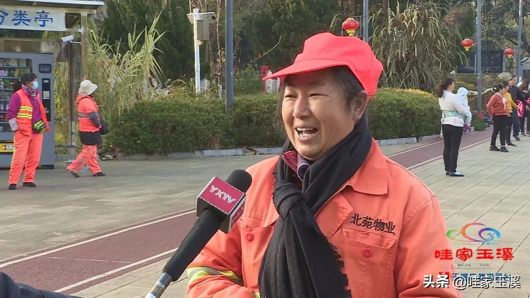 环卫工人送什么围巾,志愿者亲手织围巾送环卫工人