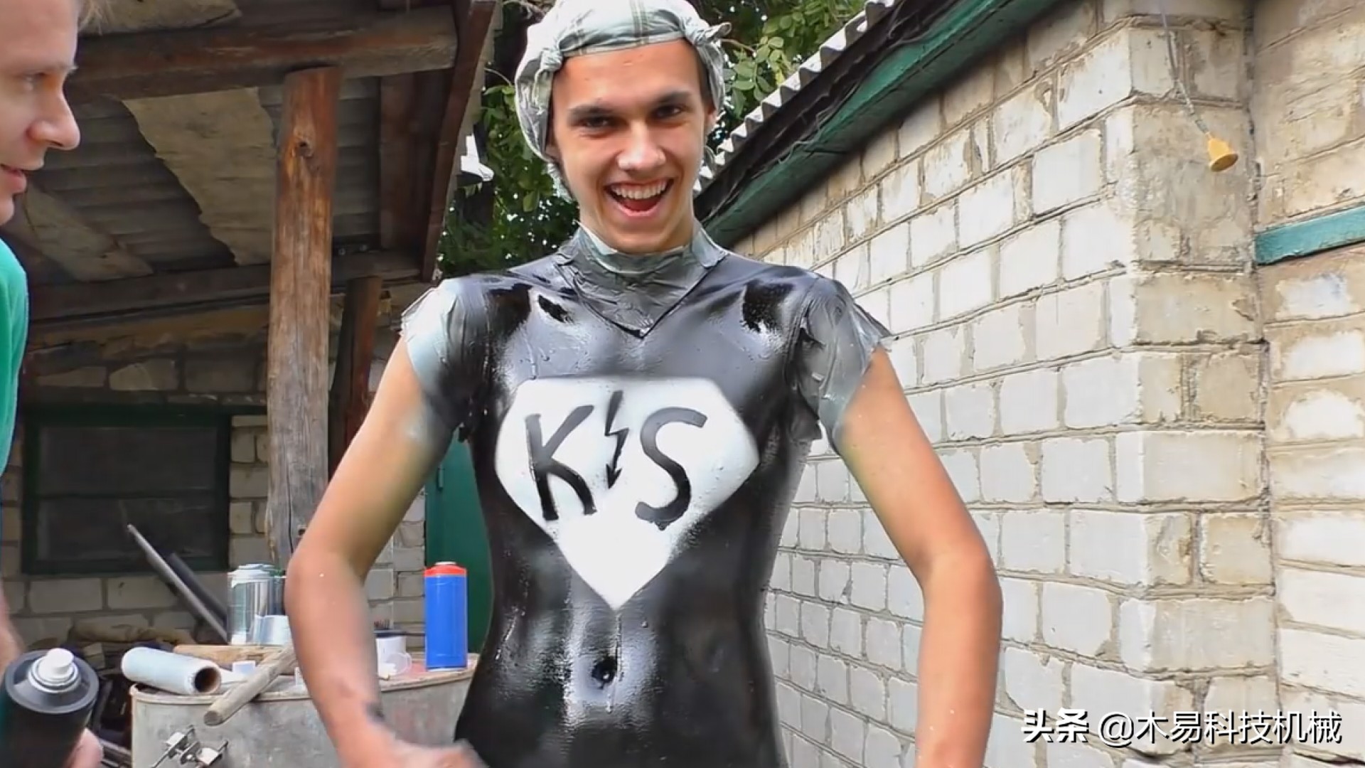 这液体喷在*皮人**肤上秒变衣服，穿它上街像真的一样，女孩适用吗？