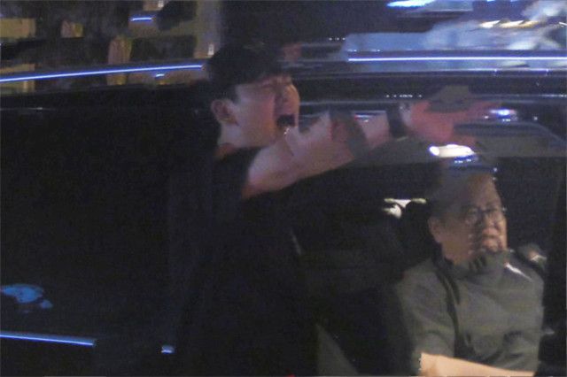 他对老婆说:如果我出轨,我死你也死,如今腿上却坐了别的女人