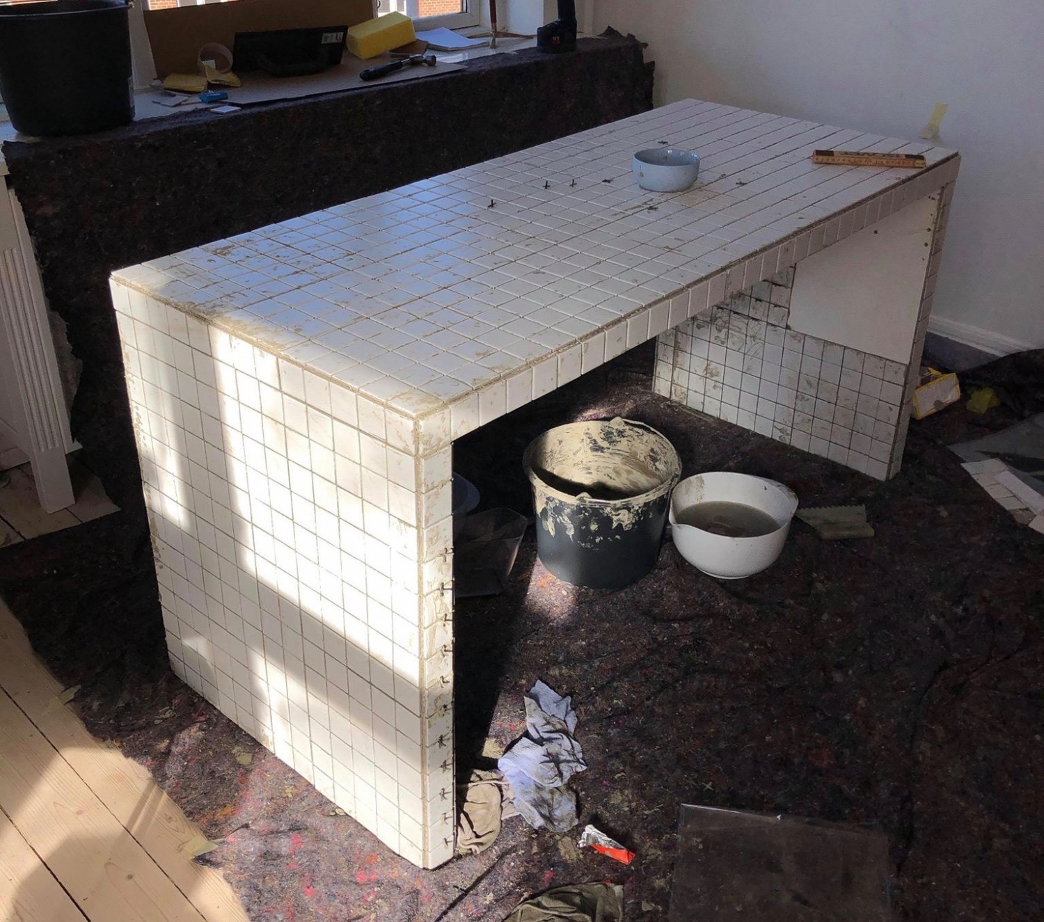 旧桌子桌面贴瓷砖,旧桌子翻新贴砖