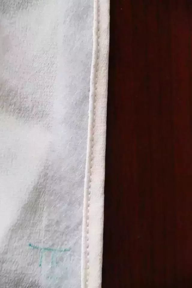 真丝手工卷边教程,真丝0.3卷下摆的卷边技巧
