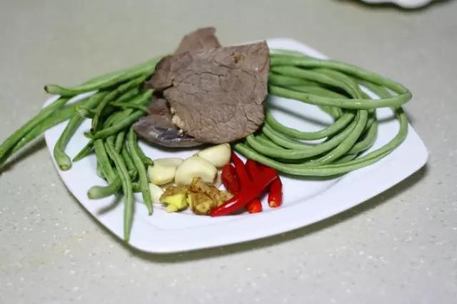 豇豆炒牛肉的做法窍门是什么,西红柿辣子豇豆炒牛肉家常做法