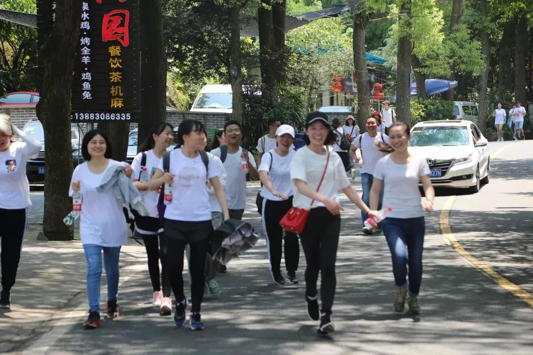 好老师教育“风雨同行十五载，携手并肩再奋进”主题拉练活动启动