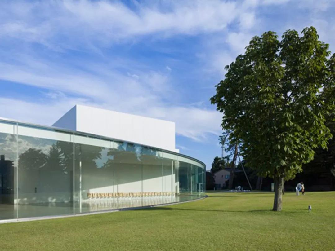 白天打卡33组奇妙的巨大装置，夜晚欣赏蓝色的光之海洋