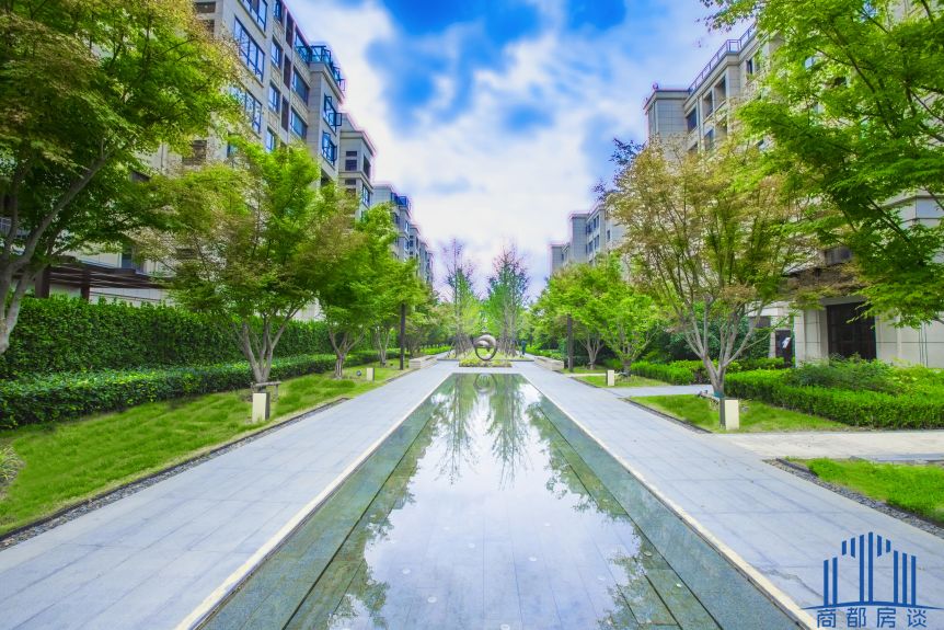 依水而眠只在江南水乡?也许,倾尽心力的内陆湖景更胜一筹