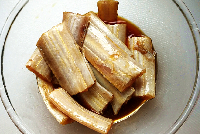 煎带鱼不粘锅不掉皮的做法慢动作,煎带鱼前要不要用盐腌一下