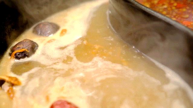 东莞首家火锅+烤肉一体涮就在万江家汇城，几百人排队等着吃