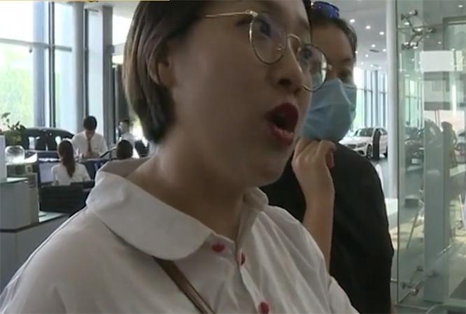 奔驰女爆胎后续,奔驰爆胎7次不能压井盖