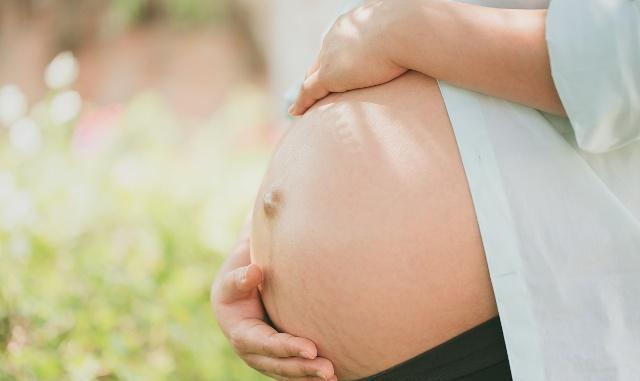 胎儿在医院缺氧夭折,宝宝在肚子里缺氧要不要剖腹产