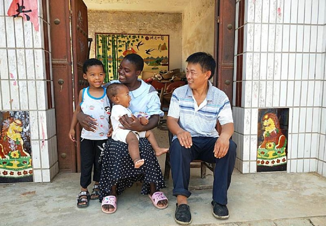 非洲22岁姑娘远嫁河南40岁农民，为其生下俩混血儿，如今怎样了？