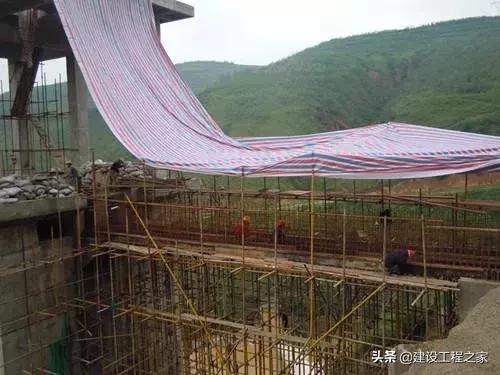 打混凝土时突下暴雨怎么办,混凝土过了12小时下大雨有问题吗