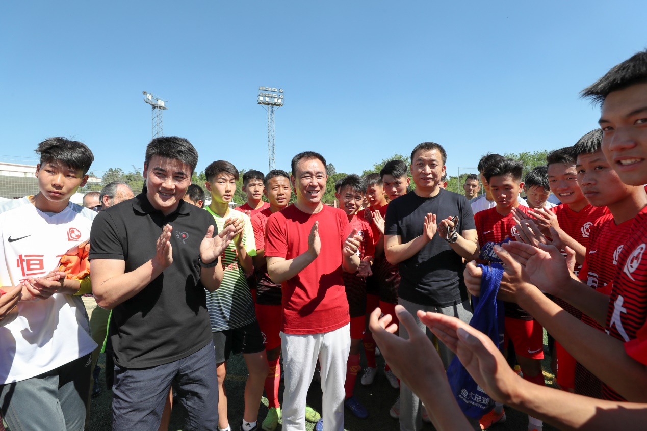 恒大足校西班牙以赛炼人许家印亲自观战，意在培养下一个武磊
