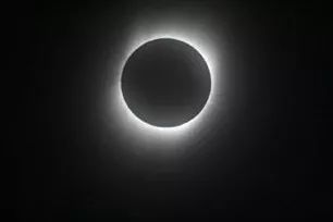 快抬头看天上的星星,看天狗吃太阳的图片