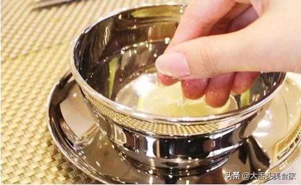 西餐厅服务员为什么要喝柠檬水,西餐厅为什么都要给一杯柠檬水