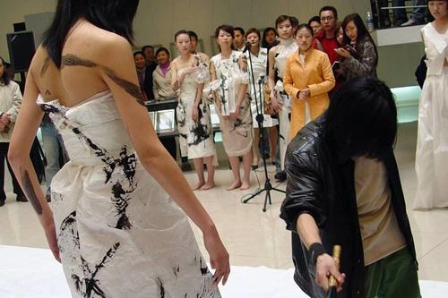 教授在美女身上练书法!专家:美女肉体美的,书法美的,作品大美