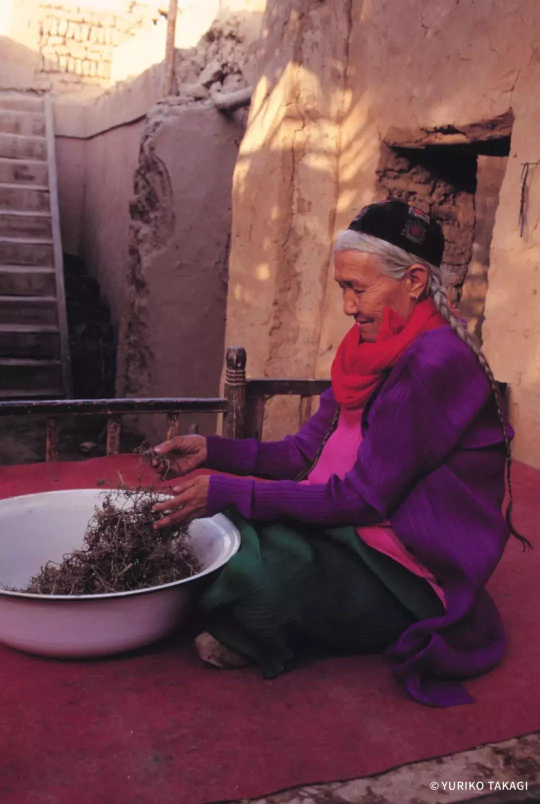 25年前，一个日本人带着天价衣服到中国，给西北人拍了一批硬照