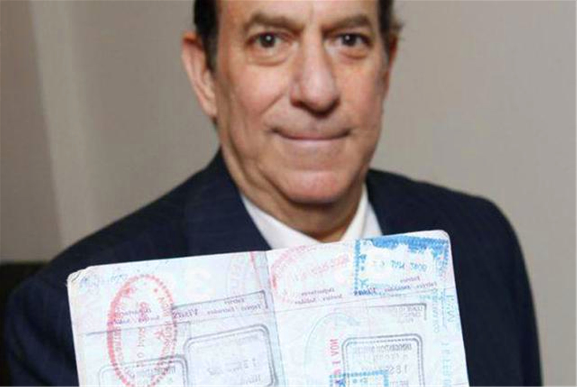 小伙花25万买一张无限制机票,男子花25万无限次机票