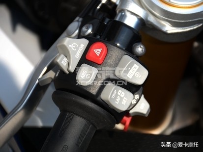 小姐姐骑着粉红色的仿赛摩托车,仿赛摩托车低座推荐