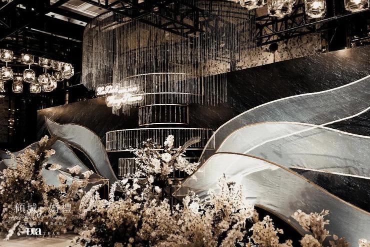 香槟色主题婚礼大屏幕视频,小饭店香槟色婚礼布置简约