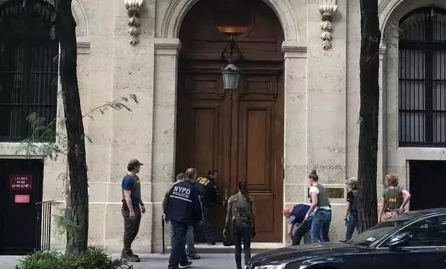 美国富豪“淫媒”死亡,“*奴性**岛”牵涉多少政要权贵?