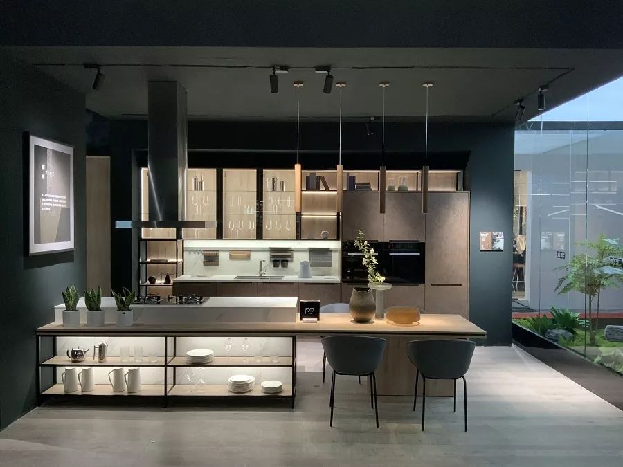 厨卫奥斯卡刻上德贝烙印，德贝制造荣耀亮相