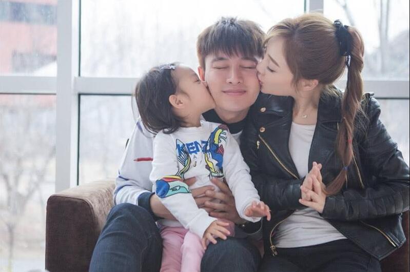 又传复合？李小璐辟谣新恋情后，晒疑似贾乃亮同行的海边游玩视频