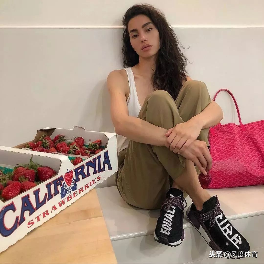 *窥偷**女神AdrianneHo的ins照片，我仿佛打开了新世界的大门……