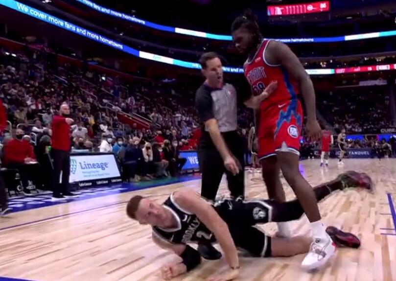 绝非善茬,詹姆斯肘击斯图尔特三次突破防线