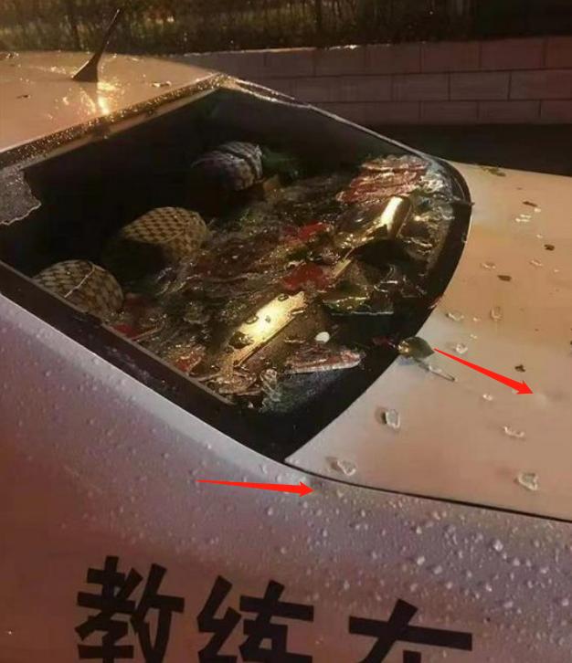 大连突降冰雹多车受损车顶被击穿,大连突降冰雹