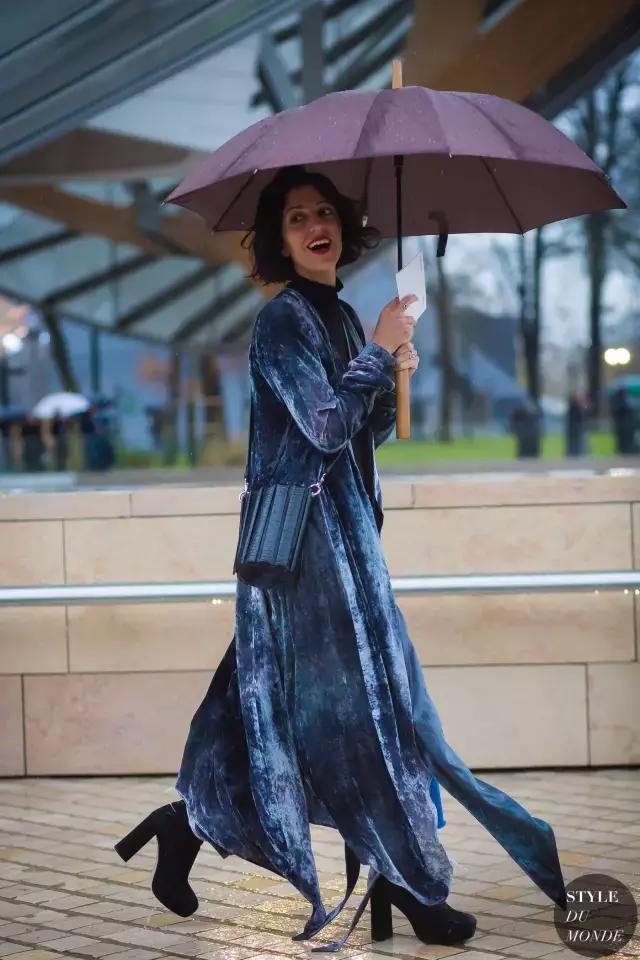 丝绒打底秋冬高级感 (今年秋冬丝绒要火高级又显气质)