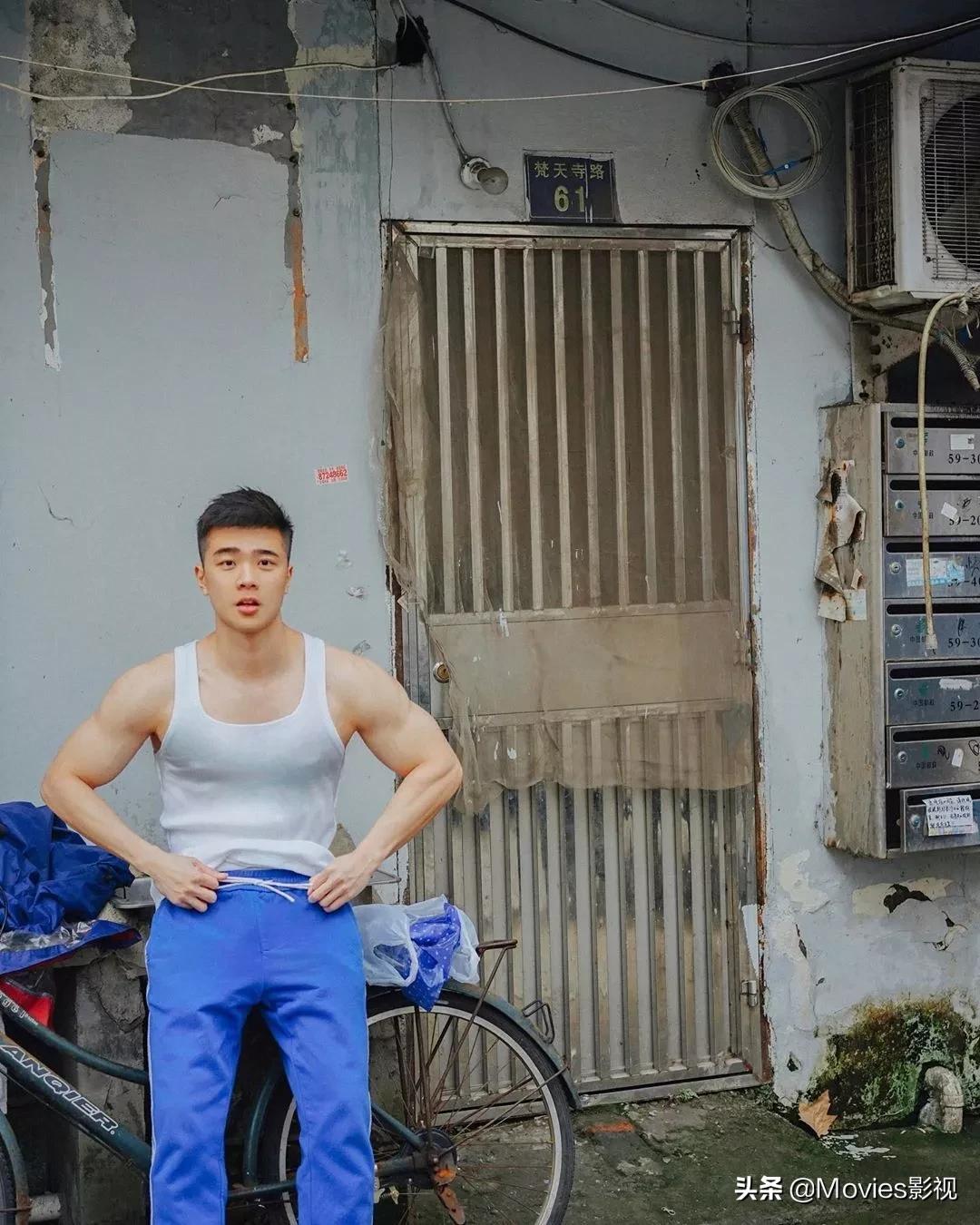 穿短裤比汪小菲还好看！奶凶腱子肉小狼狗，浴室照疯狂撩粉！