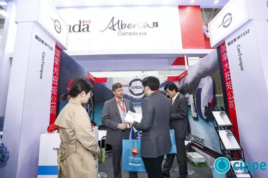 顾秀莲、马培华、李毅中、张来斌参加一年一度的世界石油装备大会cippe