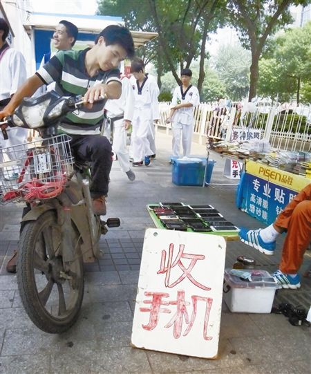 为什么手机一拆机就坏，路边高价回收手机的套路揭秘