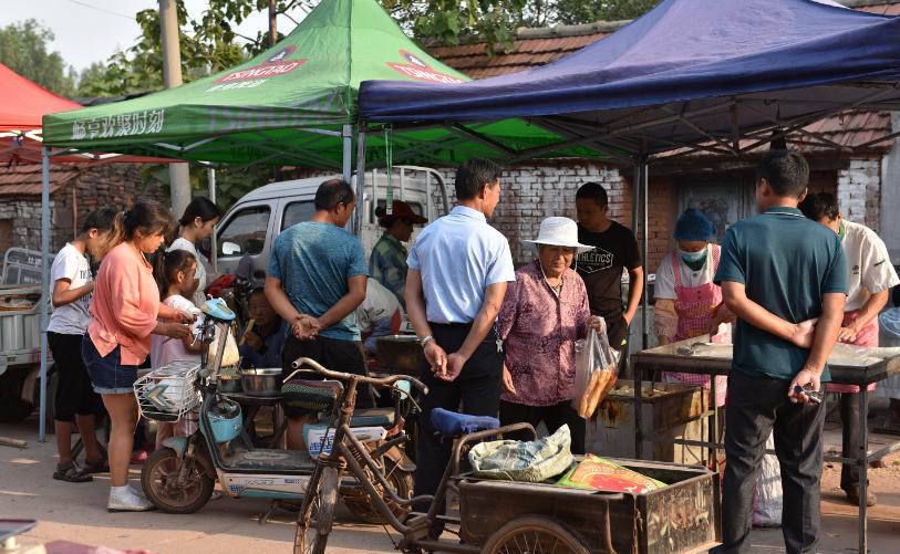 山东小哥摆摊卖小吃视频,大叔摆摊卖22年小吃每天忙到凌晨