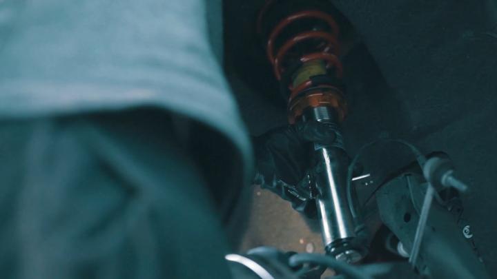 气温越高减震器会越硬吗,气温低减震嘎吱响是什么原因