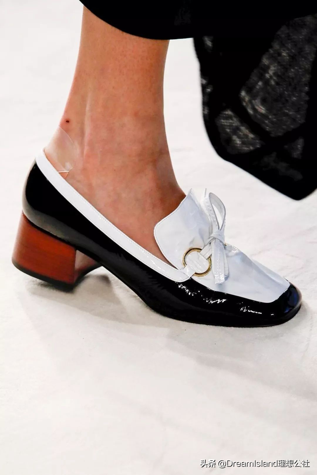 街拍白色乐福鞋,达妹街拍图文