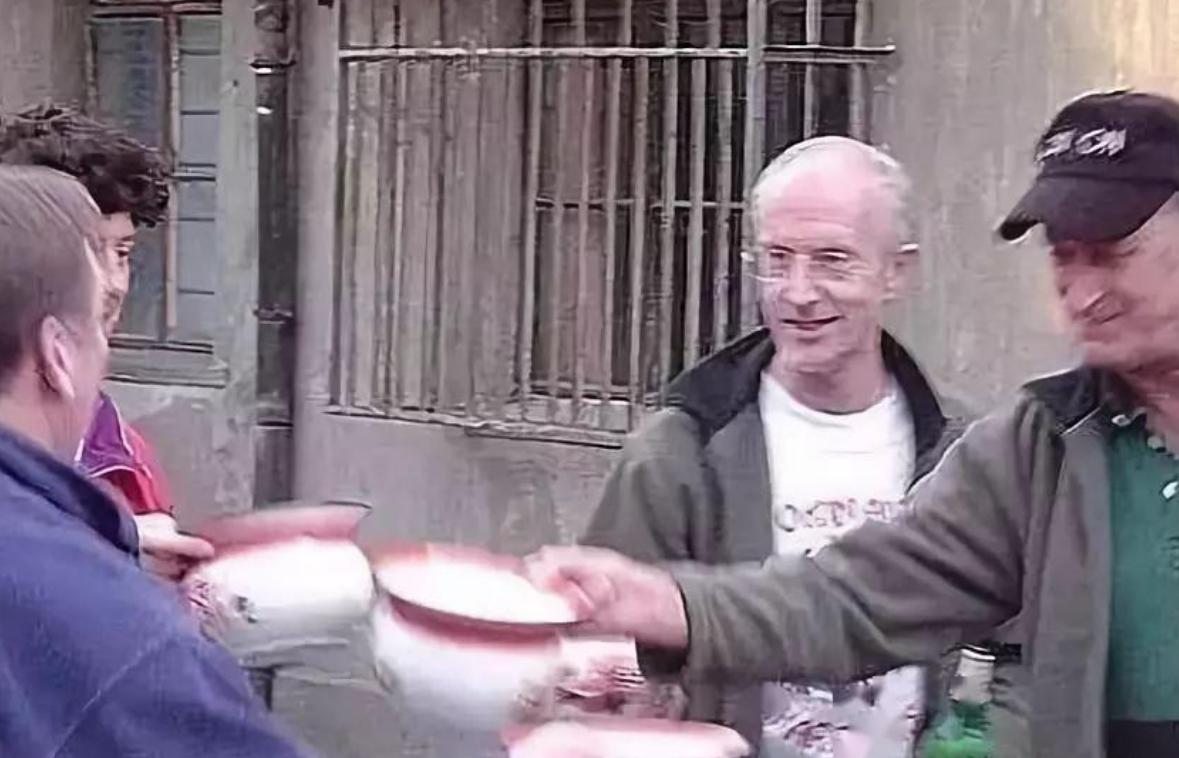 中国搪瓷痰盂在海外卖爆了,中国痰盂在国外销售怎么说